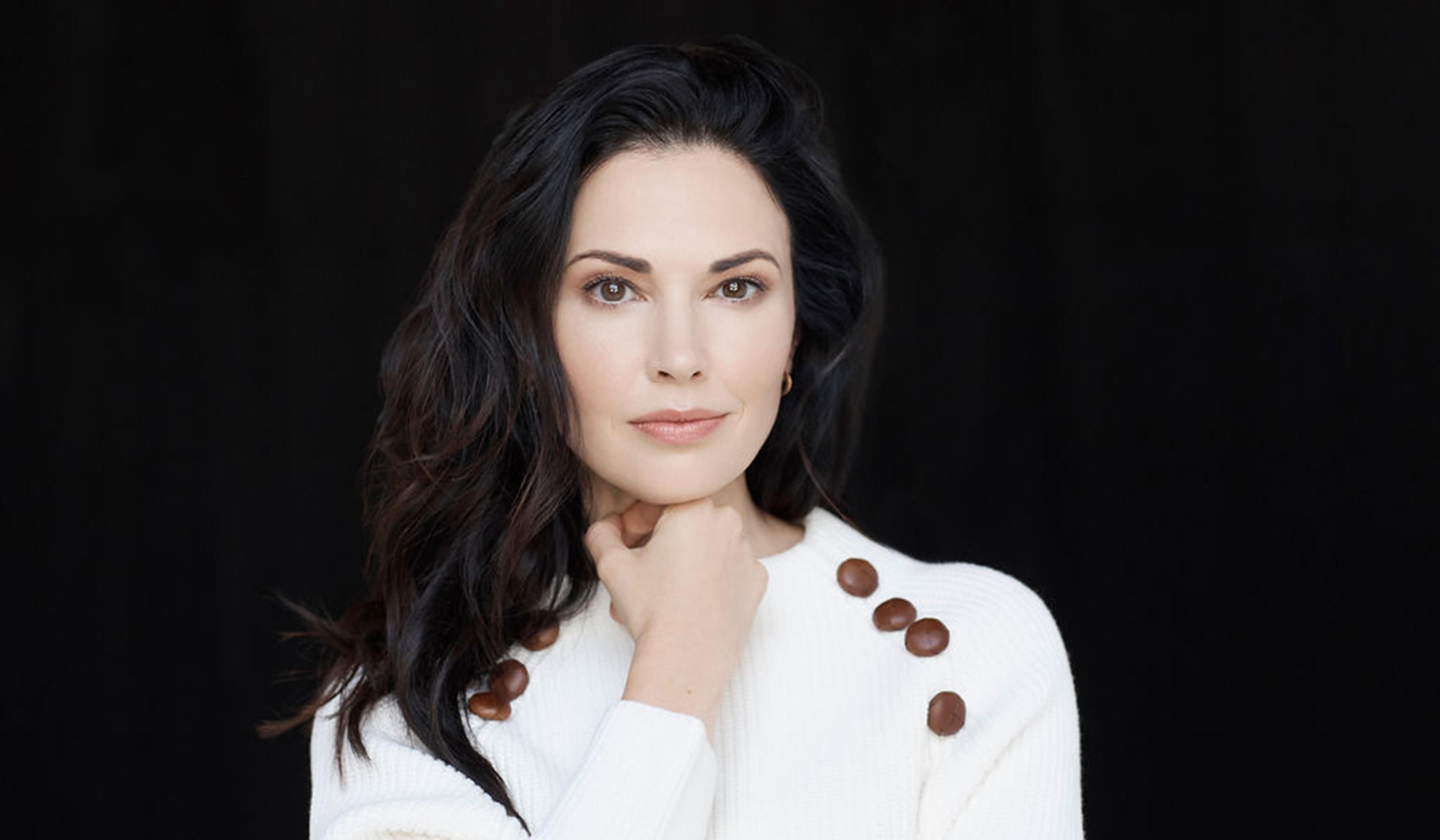 Laura Mennell image